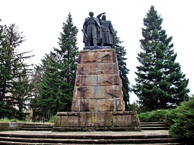 „Паметник на загиналите партизани” в гр. Севлиево 1950 г. автори Димо Лучанов и Велислав Възелов.